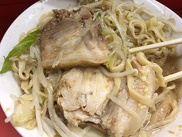 「ラーメン二郎 三田本店」小ぶたダブルの豚肉（肉塊）