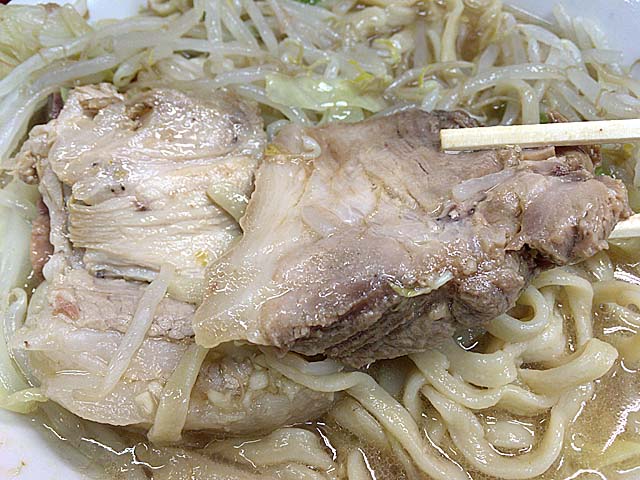 「ラーメン二郎 三田本店」小ぶたダブルの豚肉（肉塊）