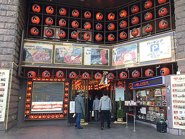 さすがの本店。続々と入館するお客さんにゾクゾク