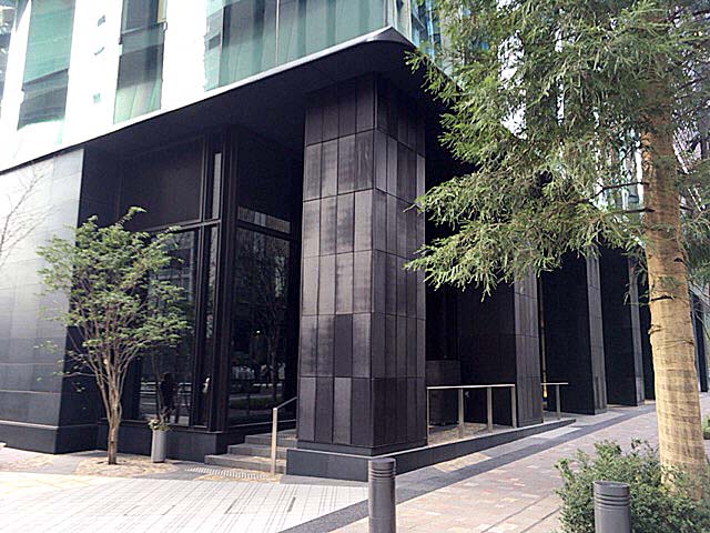 高級日本旅館「星のや東京」1階角の立ち食い蕎麦「港屋2」