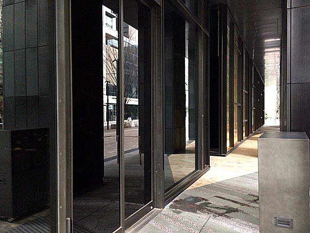高級日本旅館「星のや東京」1階角の立ち食い蕎麦「港屋2」