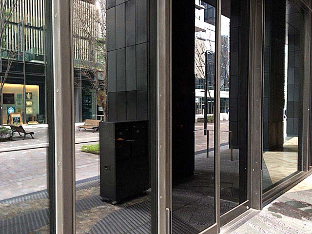 高級日本旅館「星のや東京」1階角の立ち食い蕎麦「港屋2」