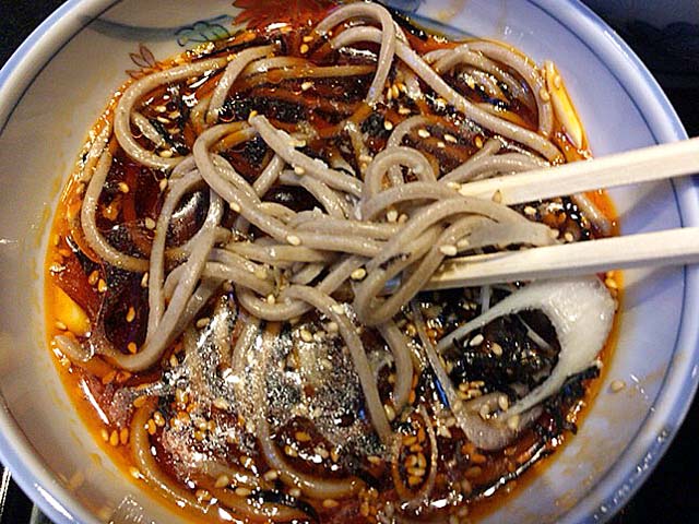 ラー油タップリの甘辛いつゆにヒタヒタ