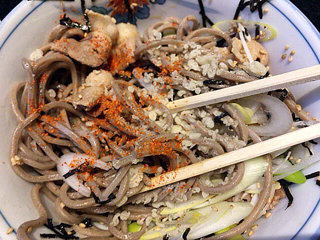 天かすや唐辛子をまぶして新鮮な食感と味わいをプラス