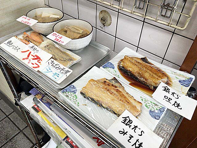 看板メニューのサバ味噌煮はカミとシモから選択可能