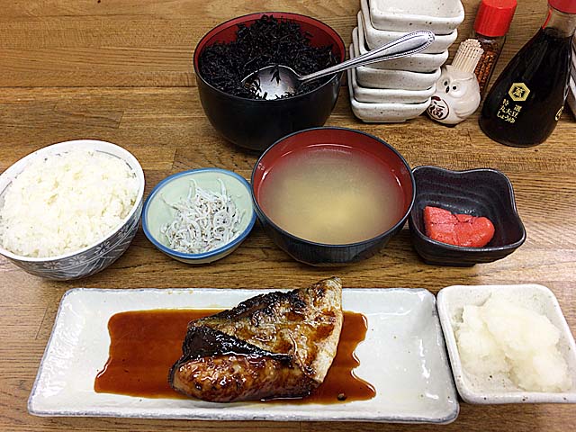 ごはん不足が当選確実な渋谷「魚力」のブリ照焼定食