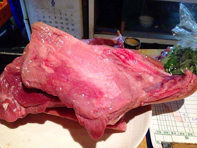 「さかえ」では県産山羊肉にこだわり、生の状態でさばいて提供