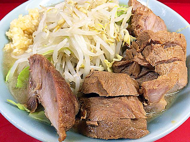 「ラーメン二郎 新宿歌舞伎町店」のブタW味玉子野菜ニンニク