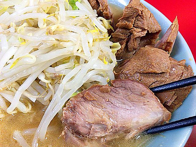 「ラーメン二郎 新宿歌舞伎町店」のブタW味玉子野菜ニンニク