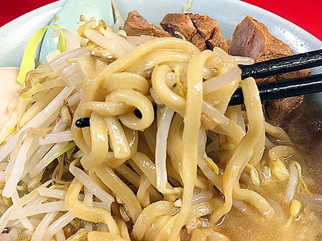 「ラーメン二郎 新宿歌舞伎町店」のブタW味玉子野菜ニンニク