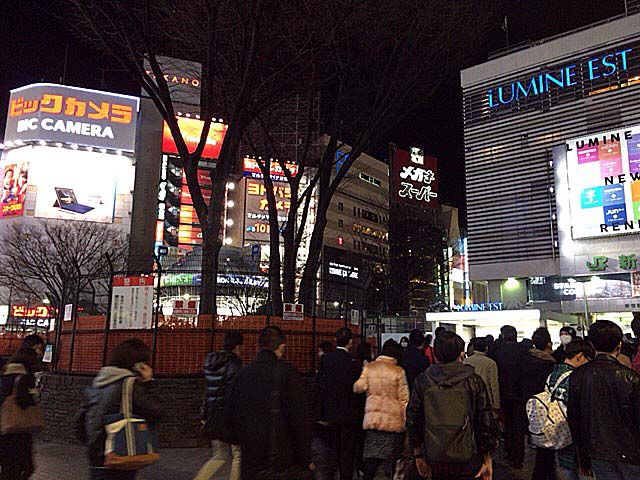 夜の新宿ステーションスクエア