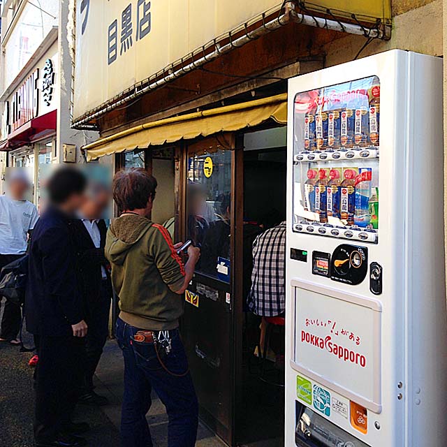 自動販売機でお茶を購入しておくとスムーズ@「ラーメン二郎 目黒店」 自動販売機でお茶を購入しておくとスムーズ@「ラーメン二郎 目黒店」