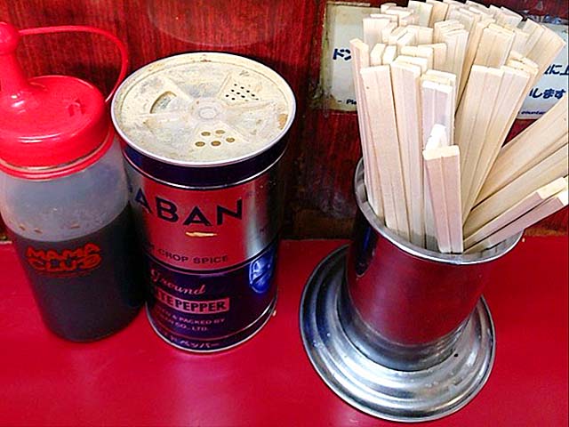 卓上調味料は胡椒と醤油ダレ@「ラーメン二郎 目黒店」 卓上調味料は胡椒と醤油ダレ@「ラーメン二郎 目黒店」