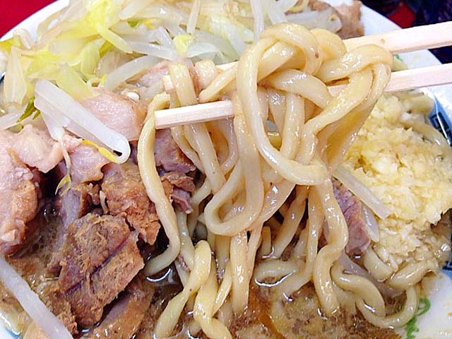 直系最古参の「ラーメン二郎 目黒店」の小ラーメンW豚入りヤサイニンニク 直系最古参の「ラーメン二郎 目黒店」の小ラーメンW豚入りヤサイニンニク