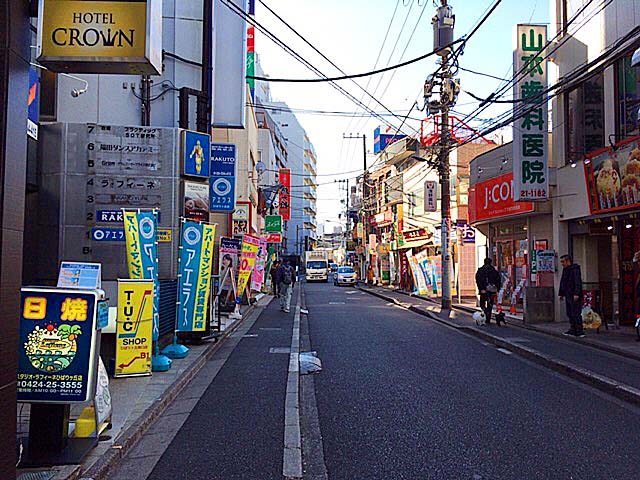 ひばりヶ丘駅南口から「ラーメン二郎」へと続く道・ジロード