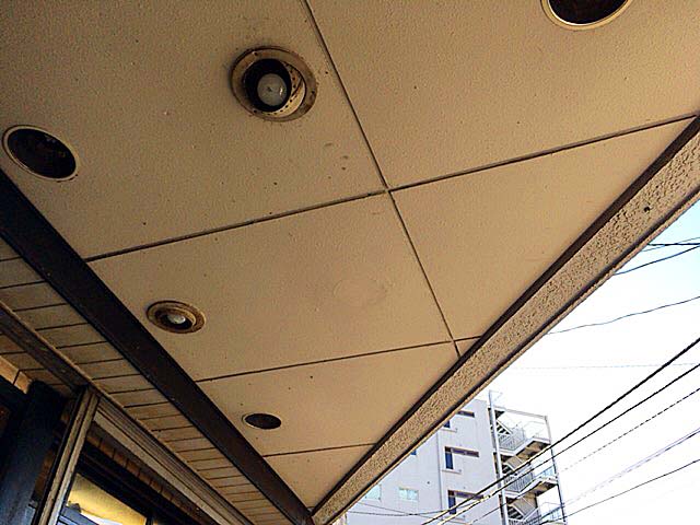 ちょっとした風雨ならしのげる屋根付き＠「ラーメン二郎 ひばりヶ丘駅前店」