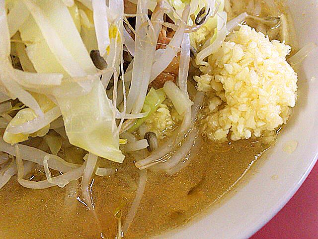 「ラーメン二郎 ひばりヶ丘駅前店」の小ラーメン豚入りヤサイニンニク