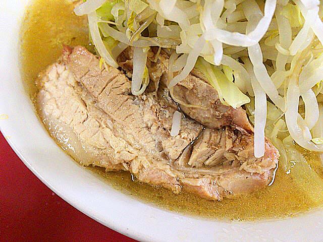 ヤサイタワーのふもとをほじると豚チャーシュー＠「ラーメン二郎 ひばりヶ丘駅前店」