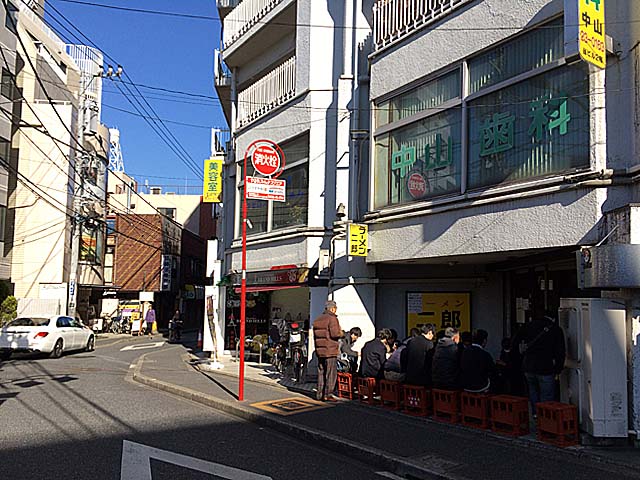 終わらない行列＠「ラーメン二郎 ひばりヶ丘駅前店」