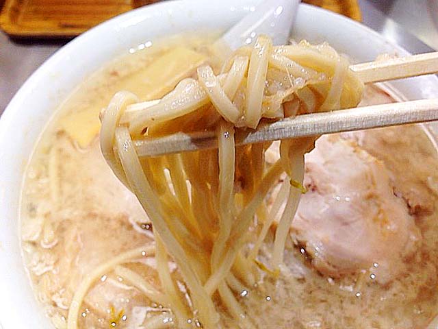 多めの背脂でよりなめらかな中太ストレート麺＠千駄ヶ谷「ホープ軒」