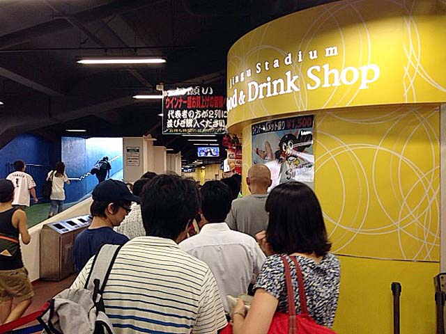 神宮球場屈指の大行列が目印、18番ゲートの鉄板焼き専門店「ルウジャパン」