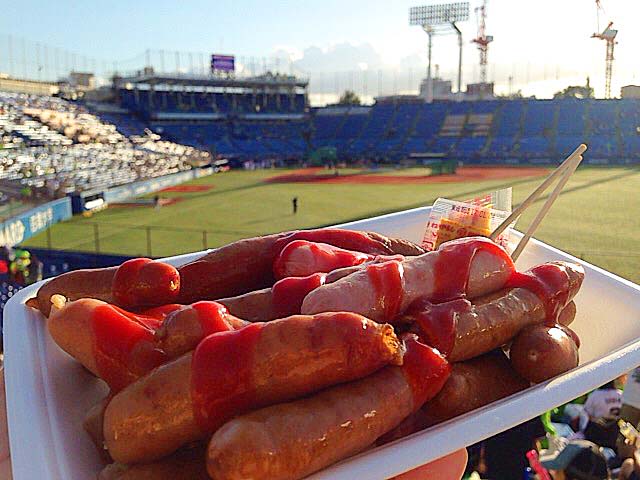 神宮球場、夕暮れ時のウインナーメガ盛