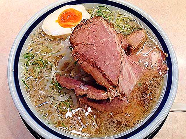 醤油よりも色素薄めなスープの塩ラーメン