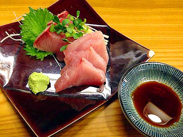 千駄木の老舗居酒屋「にしきや」の寒ブリ刺し