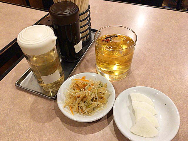 ランチタイムサービスの小鉢にお新香、それと冷たいお茶＠御徒町「中華 大興」