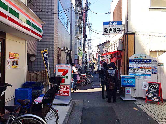 行列とは無縁そうな周辺環境っぽいのに形成される行列＠亀戸餃子本店