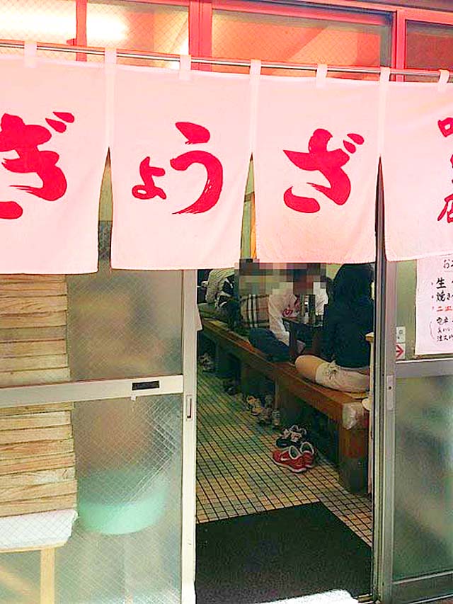 店内人でビッシリなのである＠「亀戸餃子 本店」