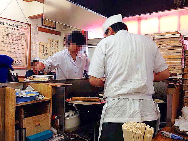餃子は勝手に出てくるわんこそば方式＠「亀戸餃子 本店」
