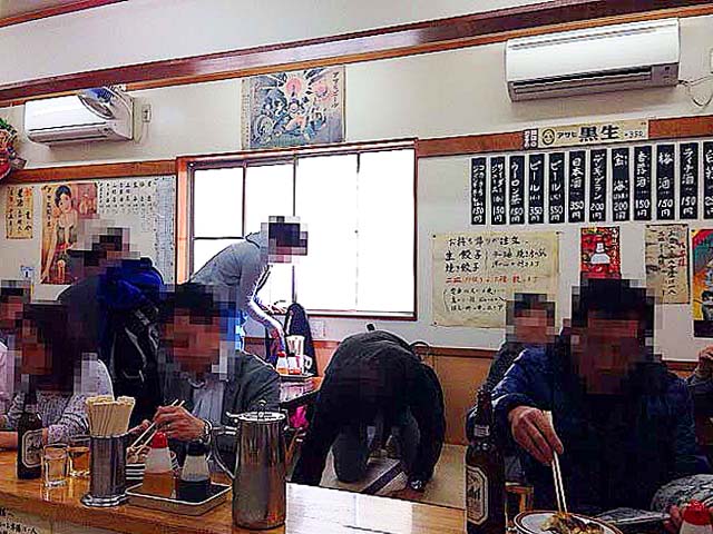 名物の餃子を頬張るお客さん＠「亀戸餃子 本店」