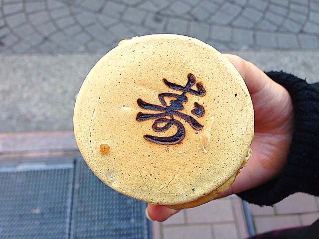 麻布十番商店街で人気の老舗「月島家」の生地に黒糖を使った今川焼き（小倉あん）