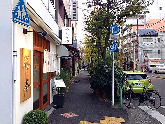 地下鉄神保町駅徒歩4分。2016年2月開業のつけ麺専門店「神田 勝本」