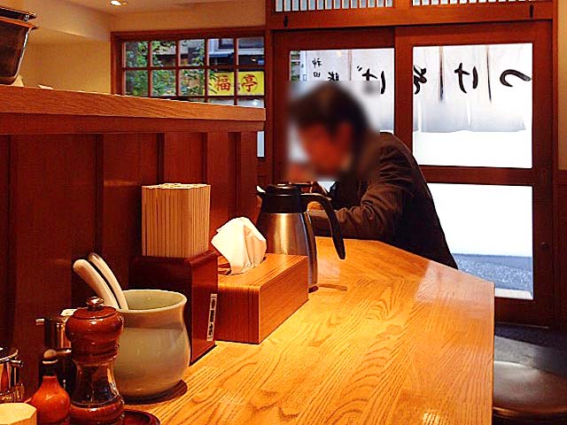 和食店を彷彿とさせる清潔で明るい店内は、ゆるやかなL字型カウンター13席＠「神田 勝本」