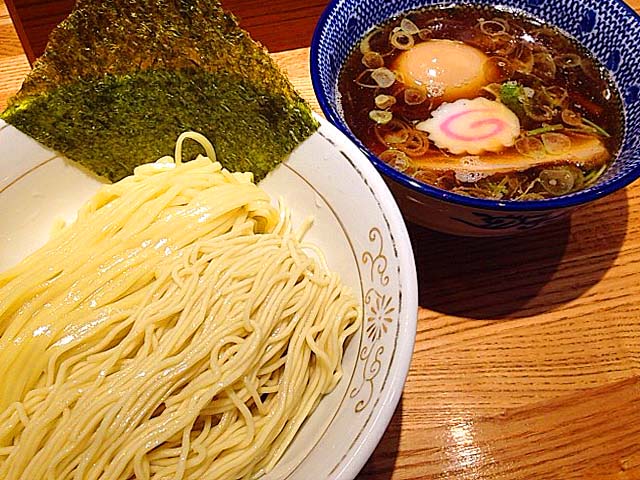 1回で太麺・細麺が楽しめるつけ麺専門店「神田 勝本」の味玉清湯（しょうゆ）つけそば