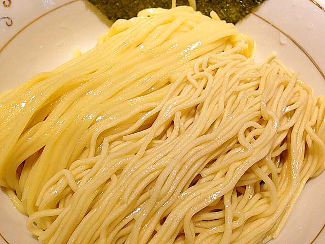 平打ち太麺と細麺がひとつの丼に美しく同居＠「神田 勝本」