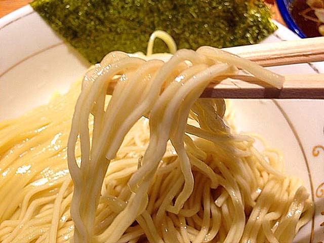 こんな風に細麺を＠「神田 勝本」