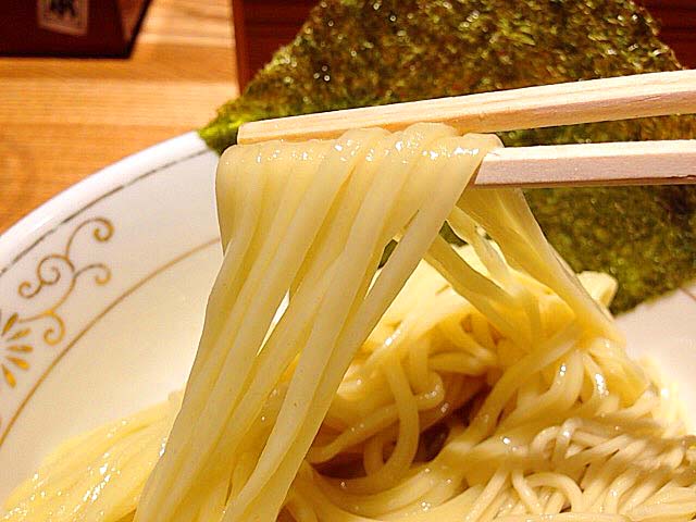 こんな風に太麺を＠「神田 勝本」