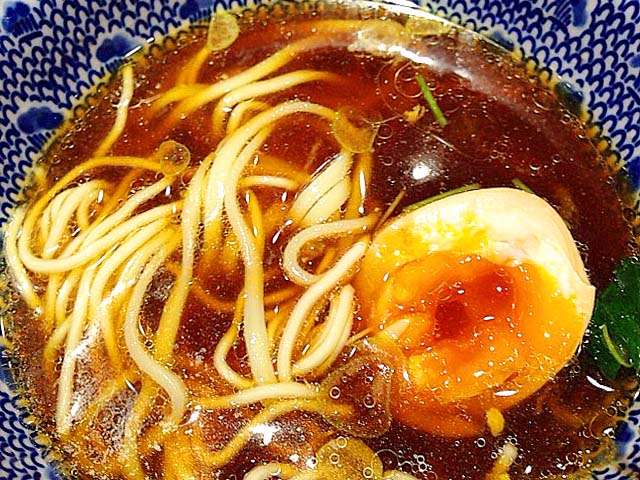 1回で太麺・細麺が楽しめるつけ麺専門店「神田 勝本」の味玉清湯（しょうゆ）つけそば