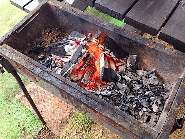 パチパチと起こされるバーベキュー用の炭火@千葉「佐倉きのこ園」 パチパチと起こされるバーベキュー用の炭火@千葉「佐倉きのこ園」