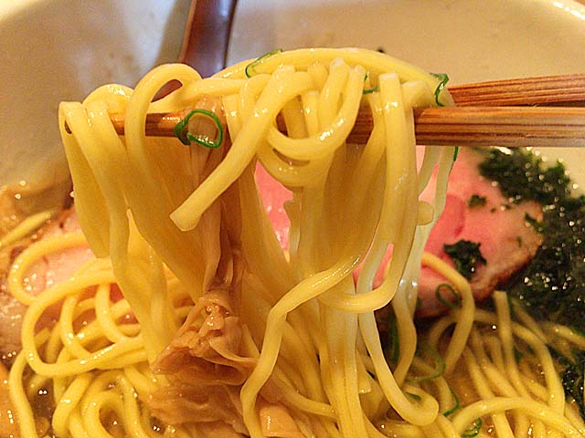 やや固茹での中太ストレート麺をズビビンズビビン＠方南町「中華蕎麦 蘭鋳」