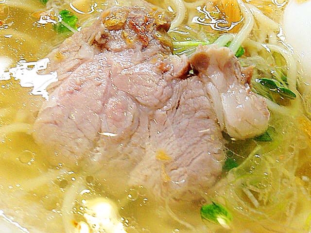 生の熟成豚肉に長時間の低温調理を施したチャーシュー＠沖縄「肉マースソバ・マサミ」