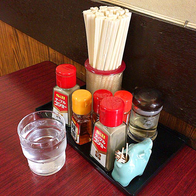 胡椒の数が他の倍(2本)の卓上調味料類@神田「栄屋ミルクホール」 胡椒の数が他の倍(2本)の卓上調味料類@神田「栄屋ミルクホール」
