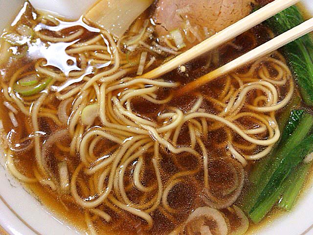 ストレートの細麺が実にマッチした醤油ラーメン@神田「栄屋ミルクホール」 ストレートの細麺が実にマッチした醤油ラーメン@神田「栄屋ミルクホール」
