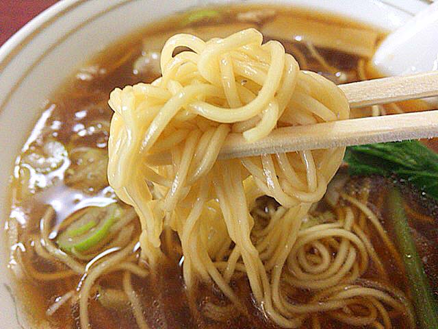 ストレートの細麺が実にマッチした醤油ラーメン@神田「栄屋ミルクホール」 ストレートの細麺が実にマッチした醤油ラーメン@神田「栄屋ミルクホール」