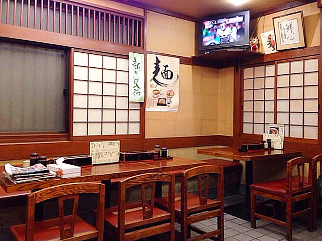 4名掛けテーブルメイン、まったり落ち着く空間＠新宿御苑前「そば処 更科」