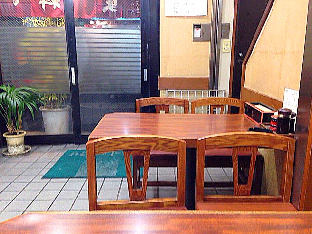 4名掛けテーブルメイン、まったり落ち着く空間＠新宿御苑前「そば処 更科」