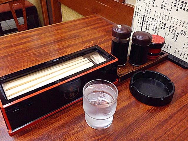 定番のカスターセットと卓上調味料＠新宿御苑前「そば処 更科」